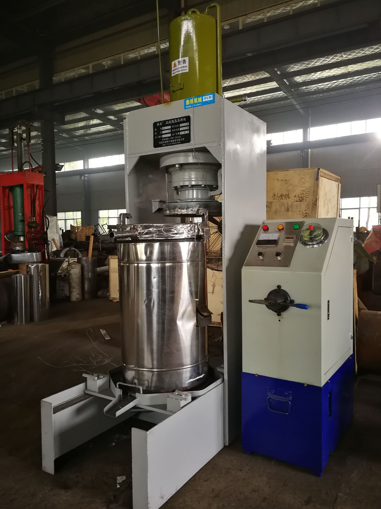 不銹鋼超高壓立式液壓壓榨機(jī)，果汁壓榨機(jī)，果渣壓榨機(jī)，藥材壓榨，油渣處理，白土壓榨